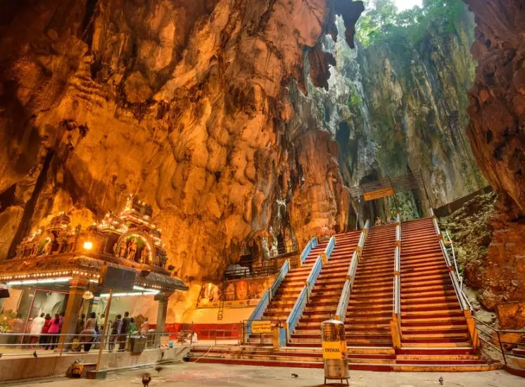 What Not to Do in Malaysia: Essential Tourist Etiquette & Taboos