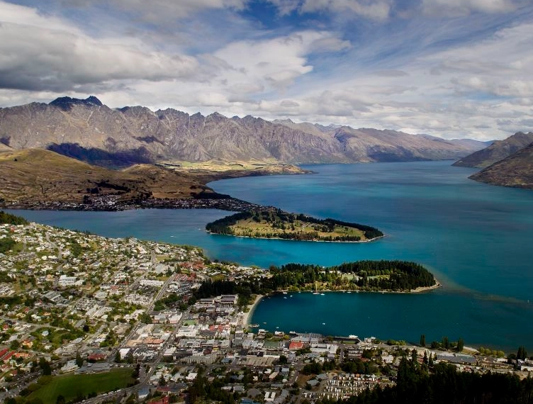 Is Overtourism a Problem in New Zealand? Signs, Impacts & Solutions