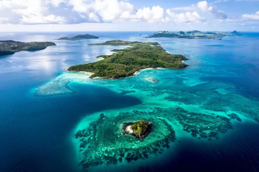 which is better Fiji or Bora Bora